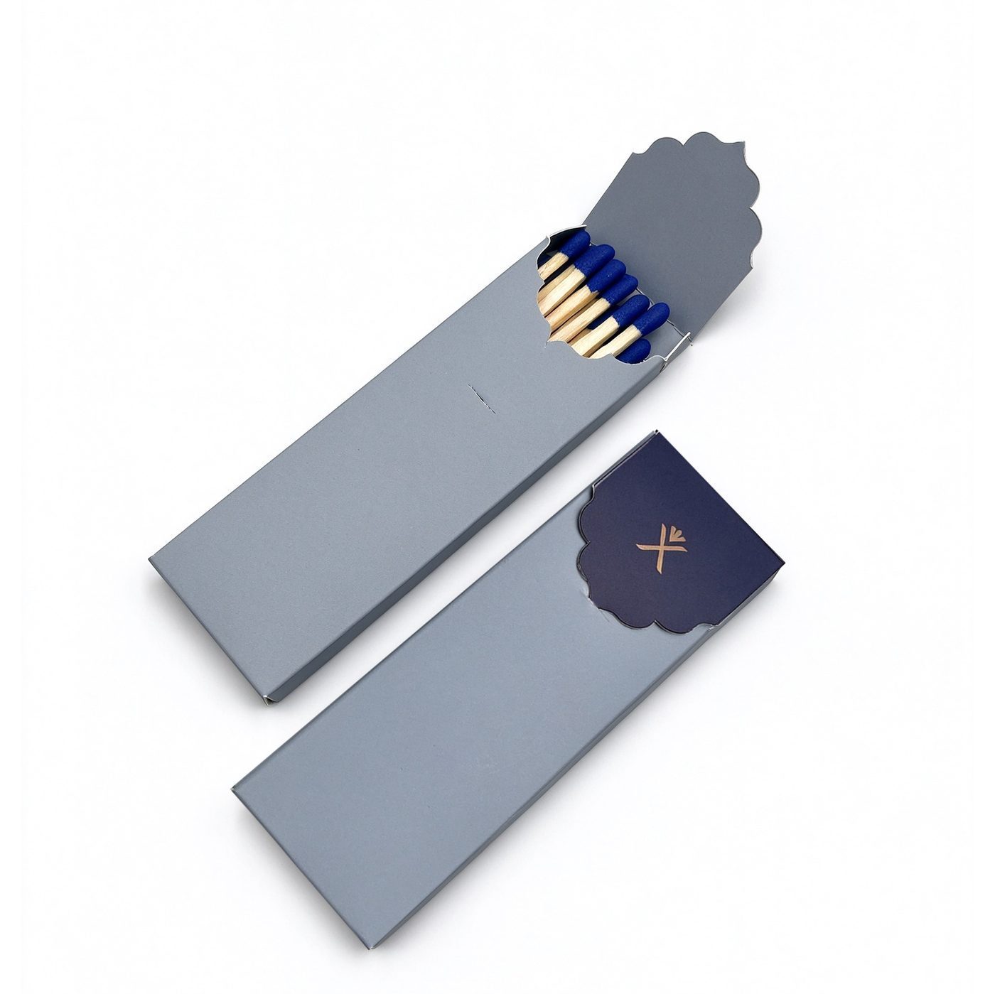 Boîtes d'allumettes d'hôtel bleu marine avec skyline urbaine