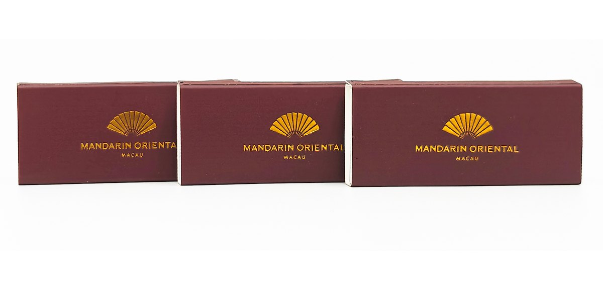 Boîtes rigides bordeaux au logo éventail doré de Mandarin Oriental