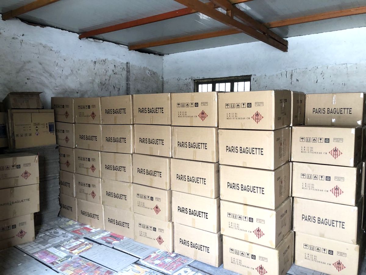 Cartons d'export de boîtes d'allumettes Paris Baguette empilés dans l'entrepôt, prêts à l'expédition